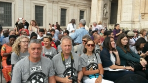 Pedalando per l’Africa, riminesi incontrano papa Francesco
