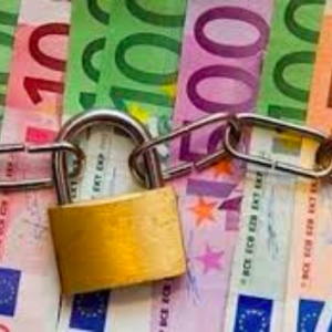 Finanza, continua contrazione credito