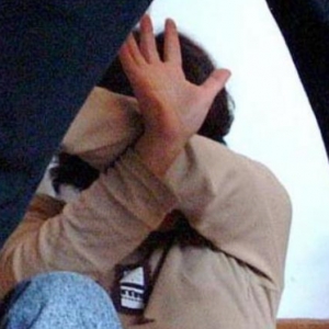 Violenza su minore, arrestato albergatore