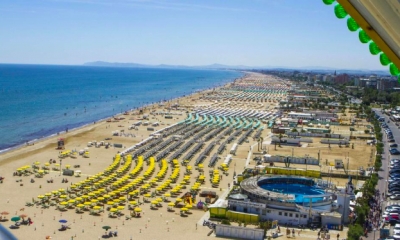 Pedofilo sessantenne fotografa le bambine sulla spiaggia di Rimini e rischia il linciaggio