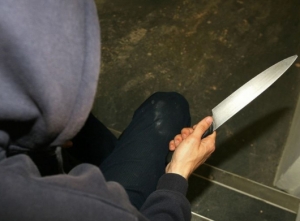 Stazione, ubriaco e armato di coltello tenta colpo