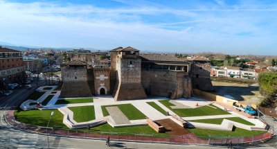 Castel Sismondo, via le transenne dalla corte a mare