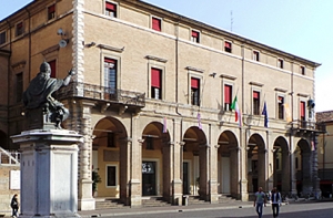 Il Pd (e la coalizione) alla ricerca del terzo candidato. Più probabili le primarie