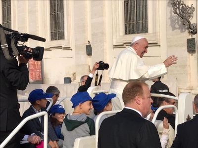 Sei alunni delle scuole Karis sulla papamobile con Francesco