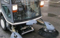 Spazzatrice perde olio, quattro incidenti in centro