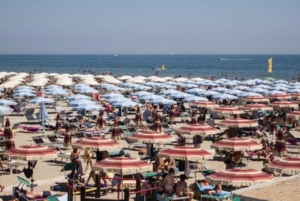 Lanciano pietre verso bagnanti piscina