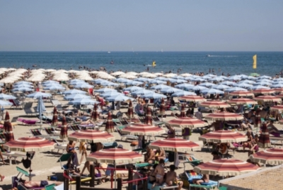 Lanciano pietre verso bagnanti piscina