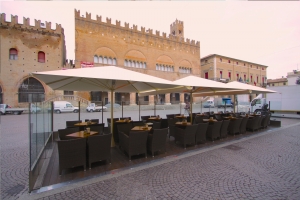 Tavoli e ombrelloni, le norme della Soprintendenza. Insorgono le opposizioni