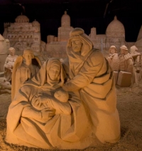 Il vescovo benedice il presepe di sabbia