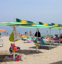 Tenta furto in spiaggia, fermato da una bagnante