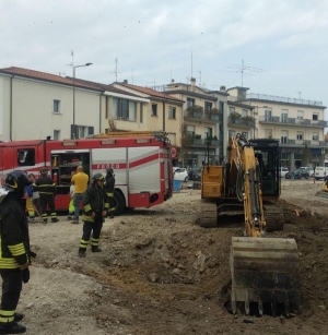 Ruspa trancia cavi a Castel Sismondo, blackout fino a piazza Mazzini