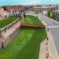 Castel Sismondo, pratino e ponte al posto del parcheggio ovest