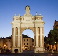 Santarcangelo, l’arco di papa Clemente va al comune. La Lega approva