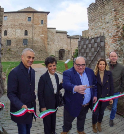 Castel Sismondo, il cancello della corte del soccorso si apre per il passaggio pedonale