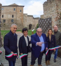 Castel Sismondo, il cancello della corte del soccorso si apre per il passaggio pedonale
