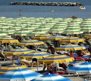 Troppi ombrelloni, 25mila euro di multe