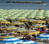 Troppi ombrelloni, 25mila euro di multe
