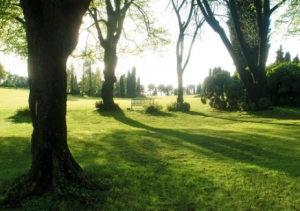 Palpeggia bambine al parco, arrestato