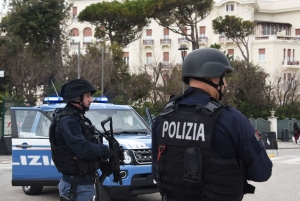 Ruba furgone e tenta di investire il proprietario, arrestato 20enne in fuga