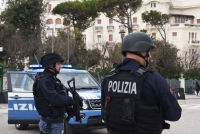 Ruba furgone e tenta di investire il proprietario, arrestato 20enne in fuga