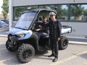 Spiagge sicure, il comune consegna alla polizia un fuoristrada da sabbia
