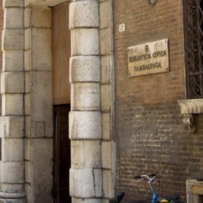 Prestiti, la biblioteca Gambalunga multa i ritardatari
