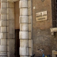 Prestiti, la biblioteca Gambalunga multa i ritardatari