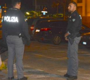 Donna in coma etilico, compagno aggredisce sanitari e poliziotti