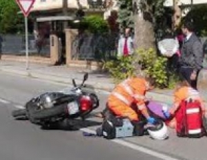 Scontro tra auto e scooter, ricoverato 28enne rumeno
