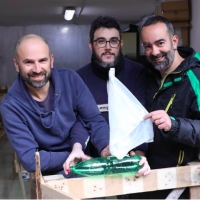 L’impresa: costruiscono un catamarano di bottiglie riciclate per dire no alla plastica in mare