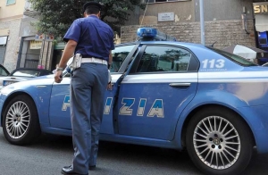 Danneggia lampioni pronto soccorso, denunciato ubriaco
