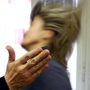 Continua perseguitare ex moglie, arresto