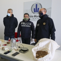 Eroina, la polizia locale ne sequestra due chili e mezzo a Miramare