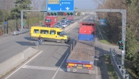 Passa col rosso, rischia di scontrasi con lo scuolabus