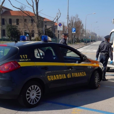 Ricercato europeo passeggia senza valido motiva, la gdf lo identifica e arresta