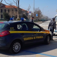 Ricercato europeo passeggia senza valido motiva, la gdf lo identifica e arresta