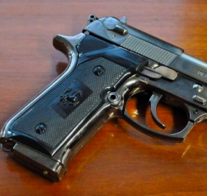 Lungomare, semina panico con pistola giocattolo