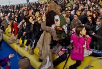 Sui pattini, dal cielo, in barca: la Befana arriva a Rimini
