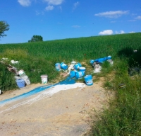 Vernici abbandonate nei campi di Covignano, polizia municipale cerca responsabile
