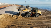 Spiaggia, via le dune: il rombo dell'estate