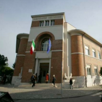 Erbacce e buchi sui portoni, Renzi denuncia il degrado all’università