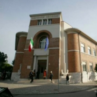 Erbacce e buchi sui portoni, Renzi denuncia il degrado all’università
