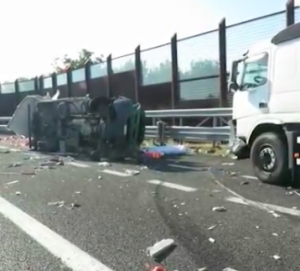 A14, scontro tra furgoncino e camion, perde la vita commerciante