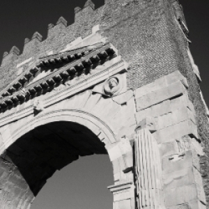 Turisti croati portano via pezzi dell’arco d’Augusto, fermati dalla municipale