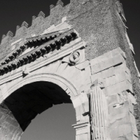 Turisti croati portano via pezzi dell’arco d’Augusto, fermati dalla municipale