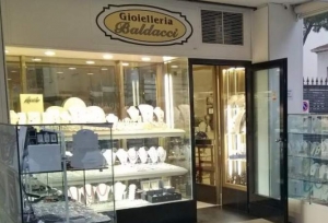 Rapina a gioielleria viale Dante, in manette due foggiani (video)