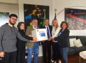 Raccogliere i rifiuti in mare: serve una legge, consegnate a Costa 200mila firme